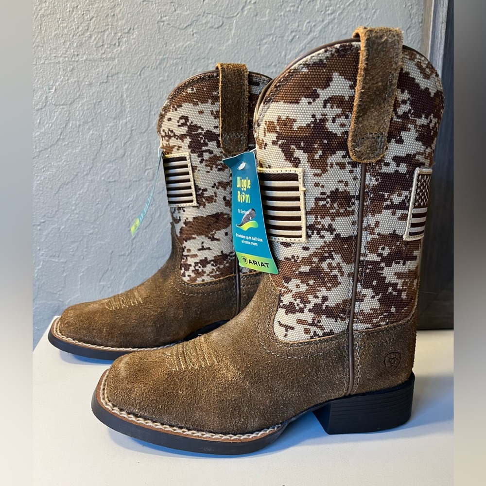 Boys Ariat American flag boots.